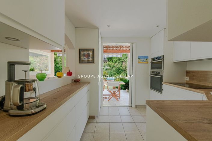 Image No.6-4 Bed House for sale