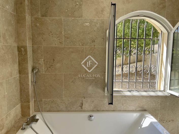 Image No.19-4 Bed House for sale