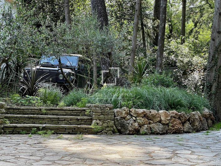 Image No.24-6 Bed House for sale