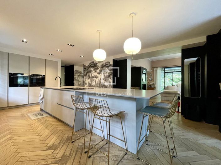 Image No.8-6 Bed House for sale