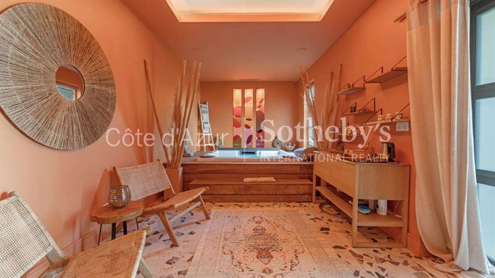 Image No.14-7 Bed Property for sale