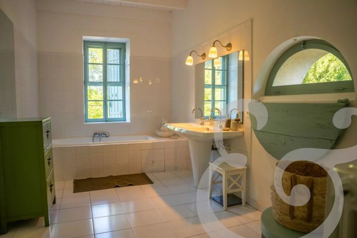 Image No.20-5 Bed House for sale