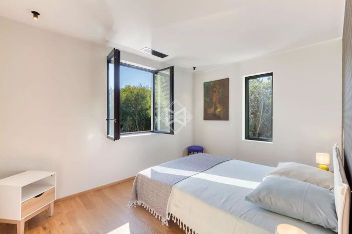 Image No.12-4 Bed House for sale