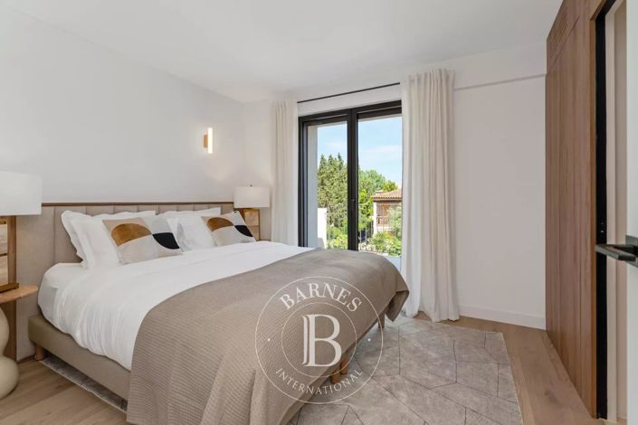 Image No.12-5 Bed House for sale