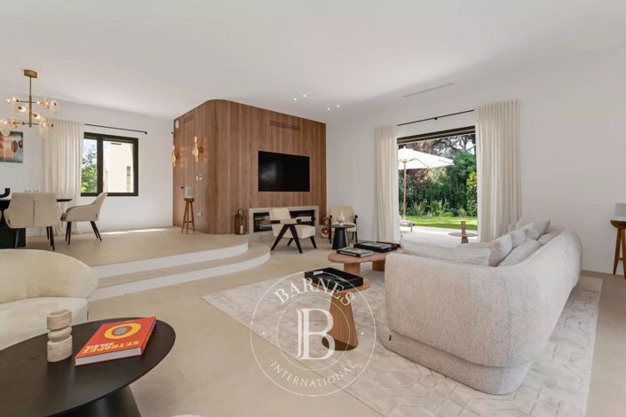 Image No.8-5 Bed House for sale