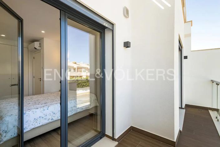 Image No.21-3 Bed House for sale