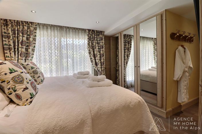 Image No.12-6 Bed Property for sale