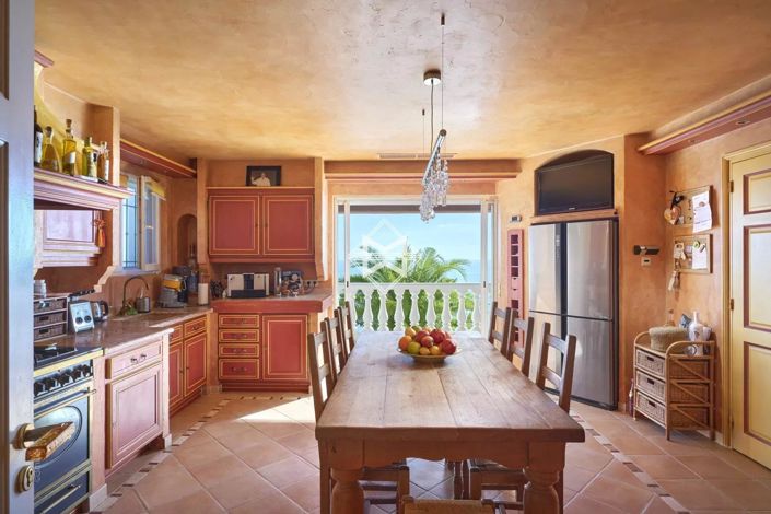 Image No.8-5 Bed House for sale