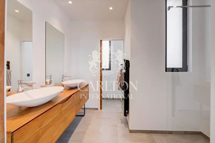 Image No.16-5 Bed House for sale