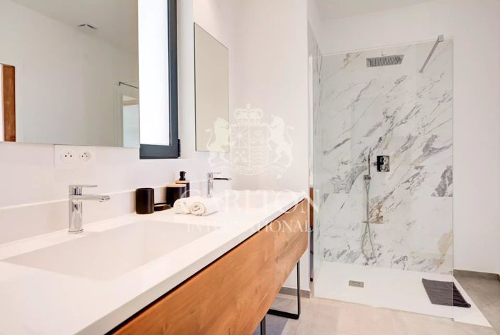 Image No.18-5 Bed House for sale