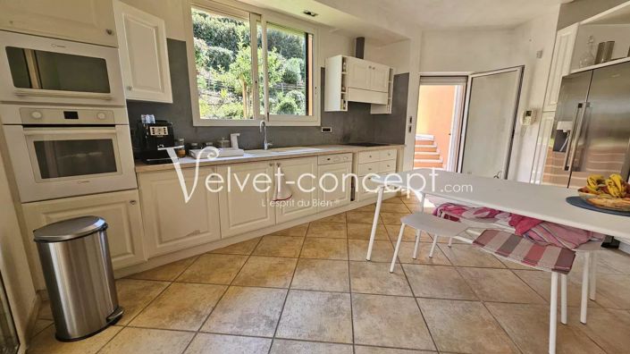 Image No.11-3 Bed House for sale