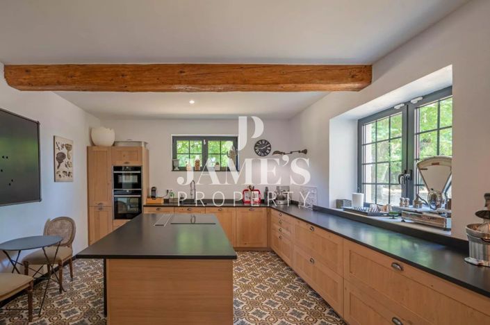 Image No.8-5 Bed House for sale