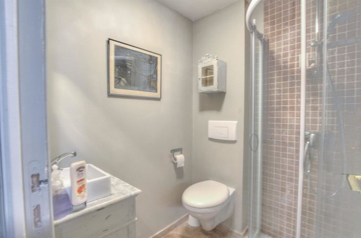 Image No.12-6 Bed Property for sale