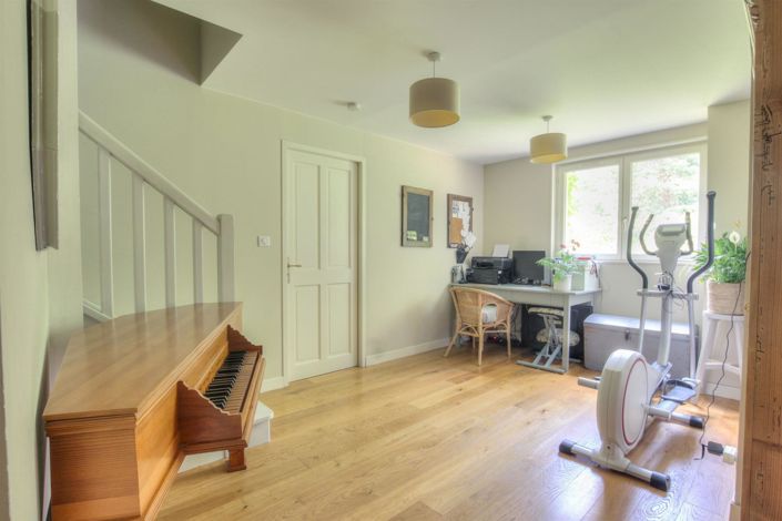 Image No.8-6 Bed Property for sale