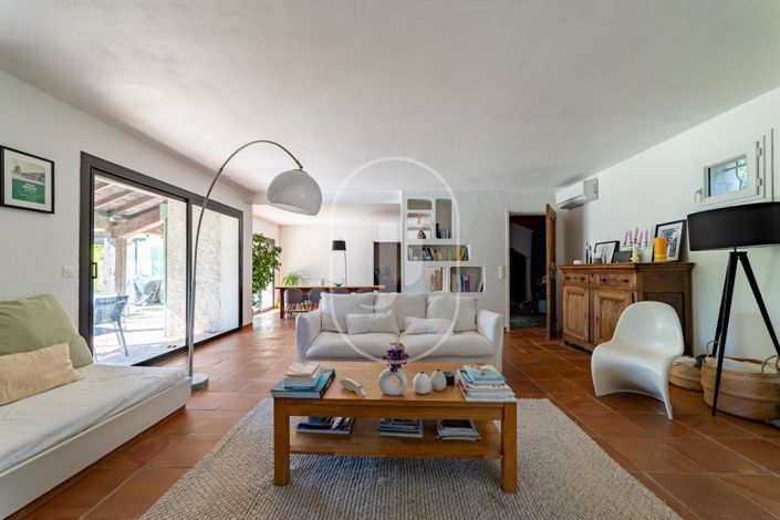 Image No.5-8 Bed House for sale