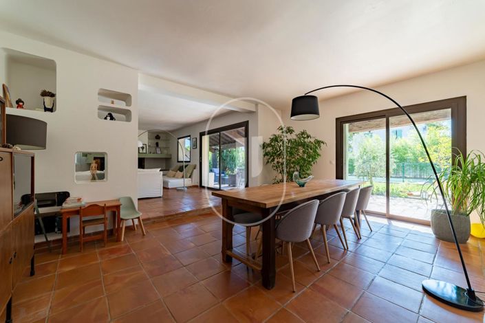 Image No.6-8 Bed House for sale