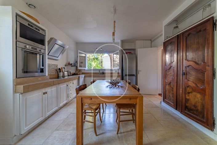 Image No.8-8 Bed House for sale