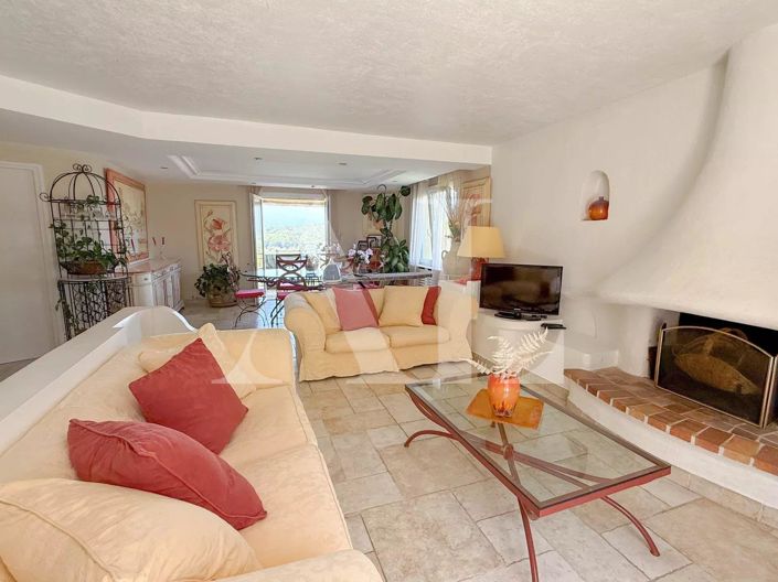 Image No.8-5 Bed House for sale