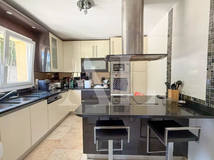 Image No.9-5 Bed House for sale