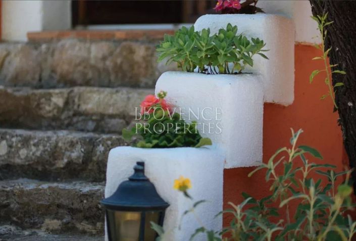 Image No.5-10 Bed House for sale