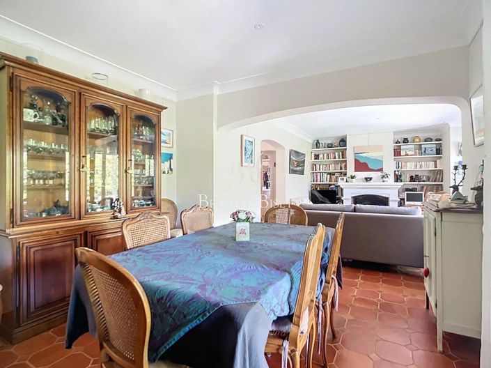 Image No.8-3 Bed House for sale