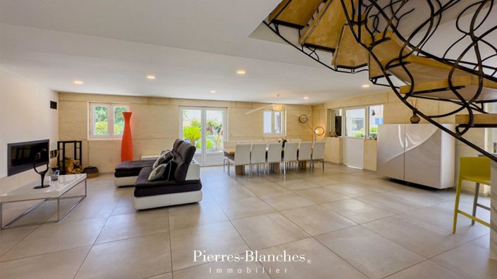 Image No.2-4 Bed House for sale