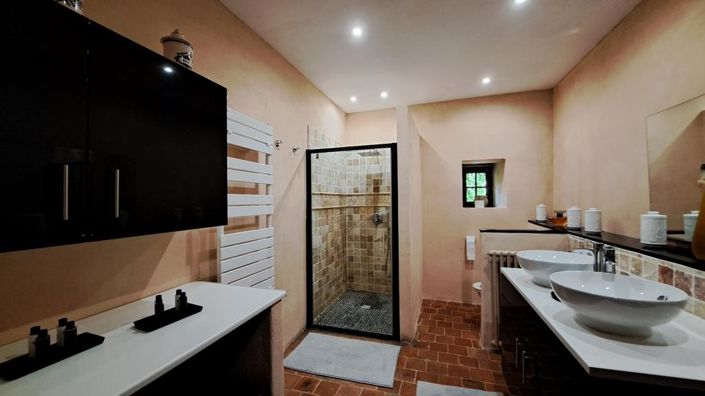 Image No.17-5 Bed Property for sale