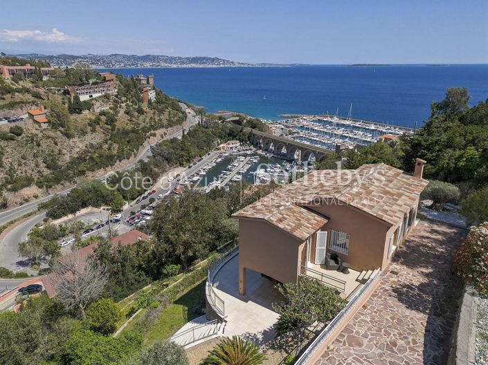 Image No.1-4 Bed Property for sale