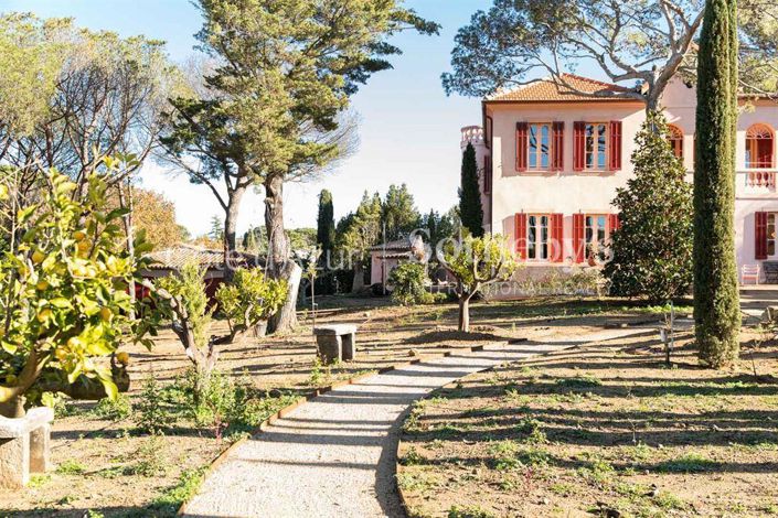 Image No.2-5 Bed House for sale