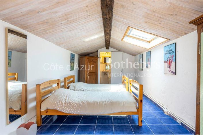 Image No.20-5 Bed Property for sale