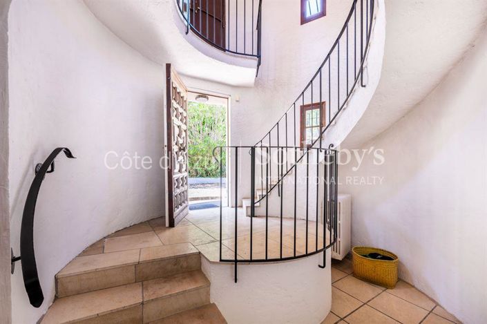 Image No.9-5 Bed Property for sale