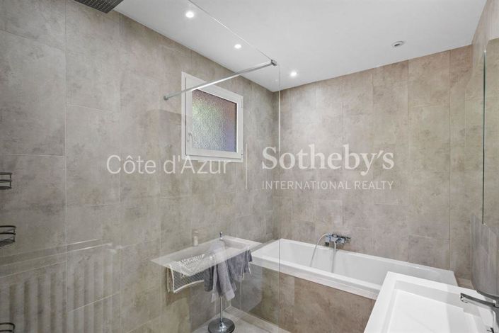 Image No.11-5 Bed Property for sale