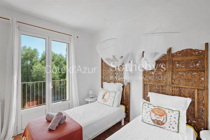 Image No.12-5 Bed Property for sale