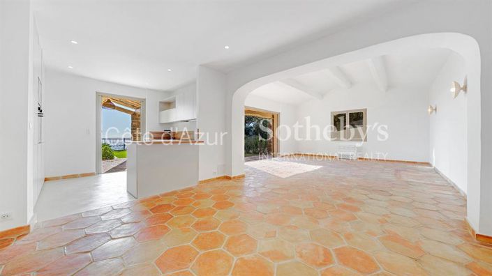 Image No.4-4 Bed Property for sale