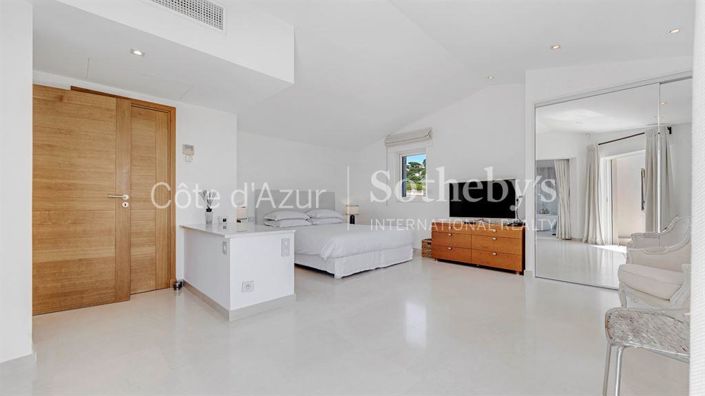 Image No.13-5 Bed Property for sale