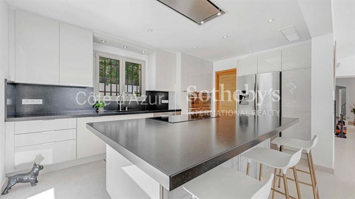 Image No.9-5 Bed Property for sale