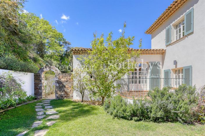 Image No.1-8 Bed House for sale