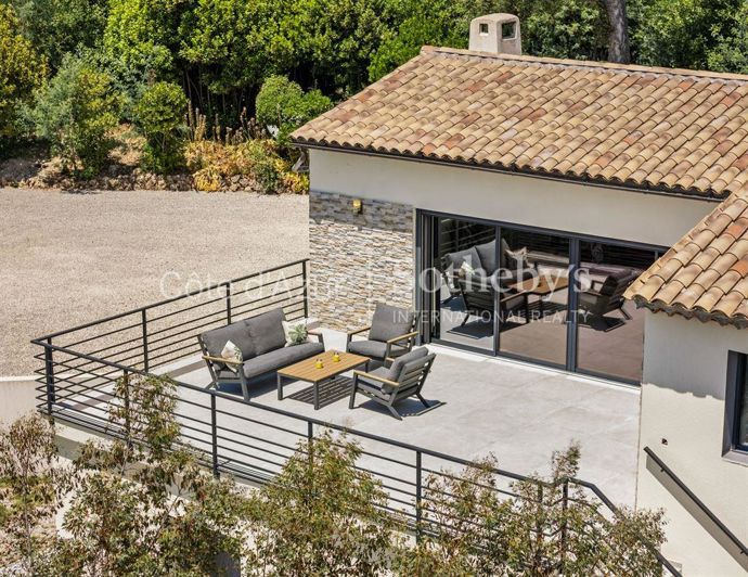 Image No.8-5 Bed House for sale