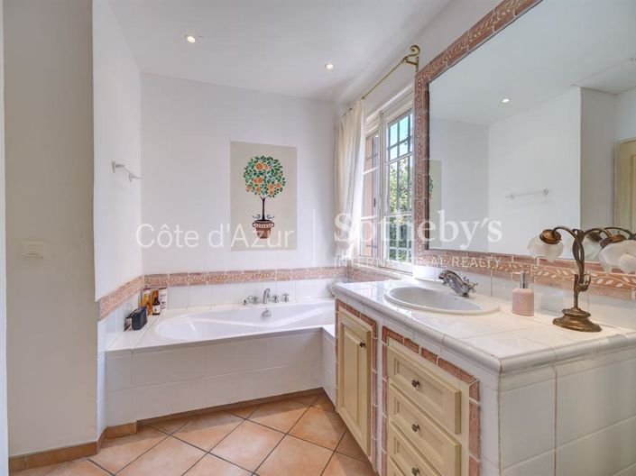 Image No.11-4 Bed Property for sale