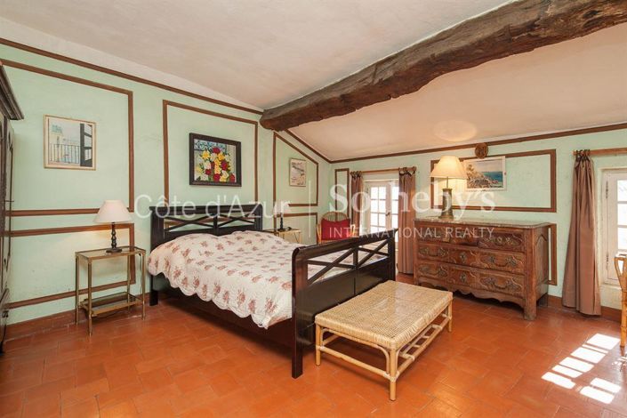 Image No.18-10 Bed Property for sale