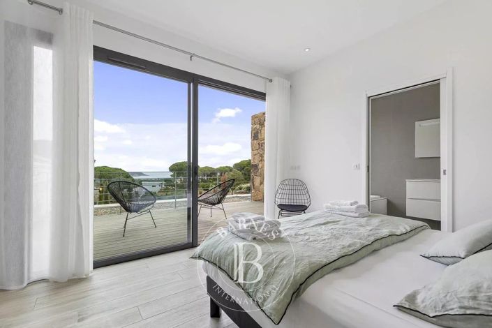 Image No.12-5 Bed House for sale