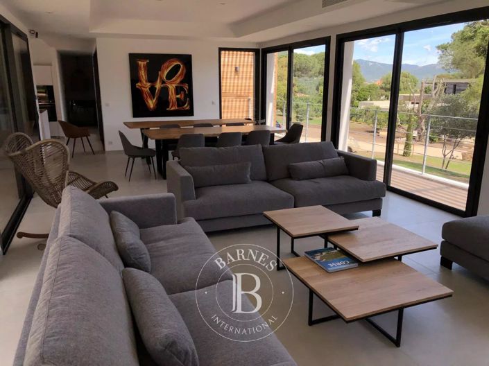 Image No.6-5 Bed House for sale