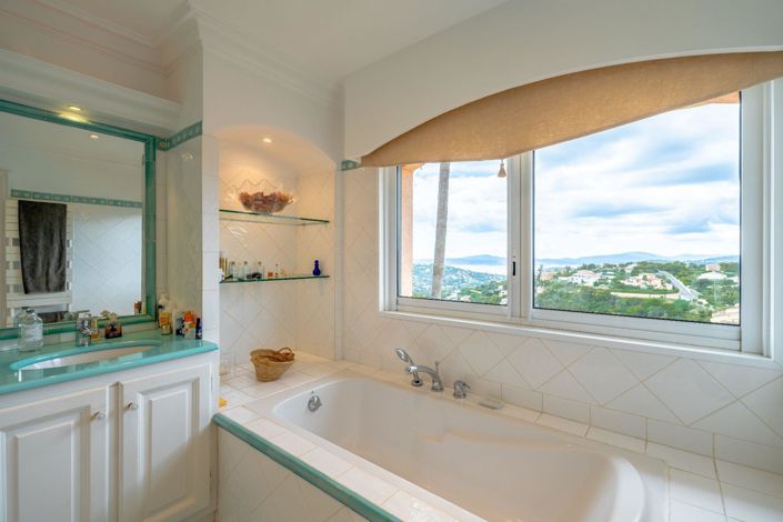 Image No.8-4 Bed House for sale