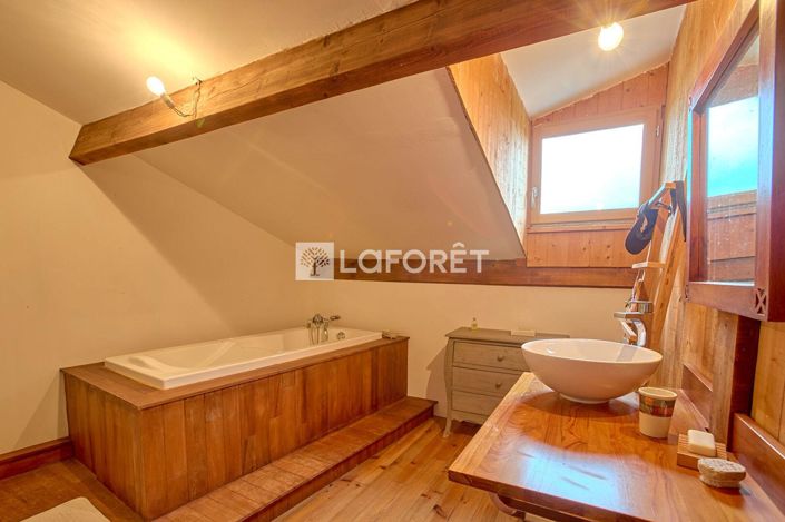 Image No.10-6 Bed Property for sale