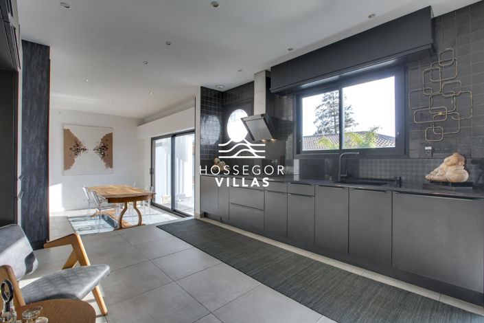 Image No.7-6 Bed House for sale