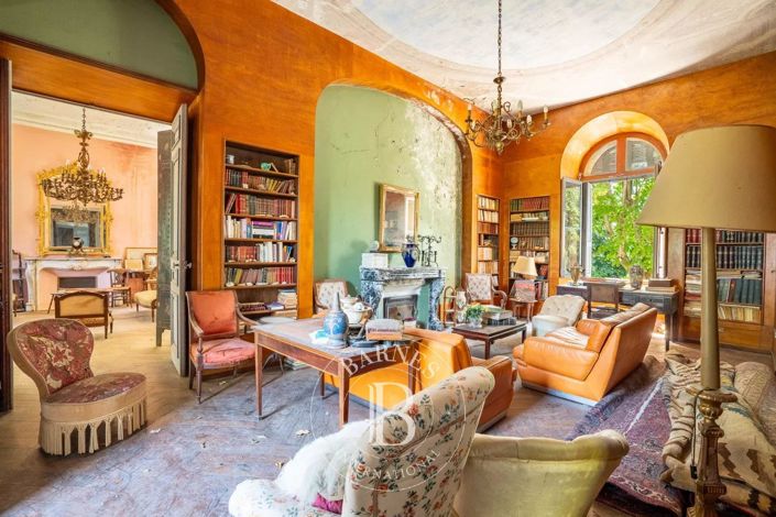 Image No.8-8 Bed House for sale