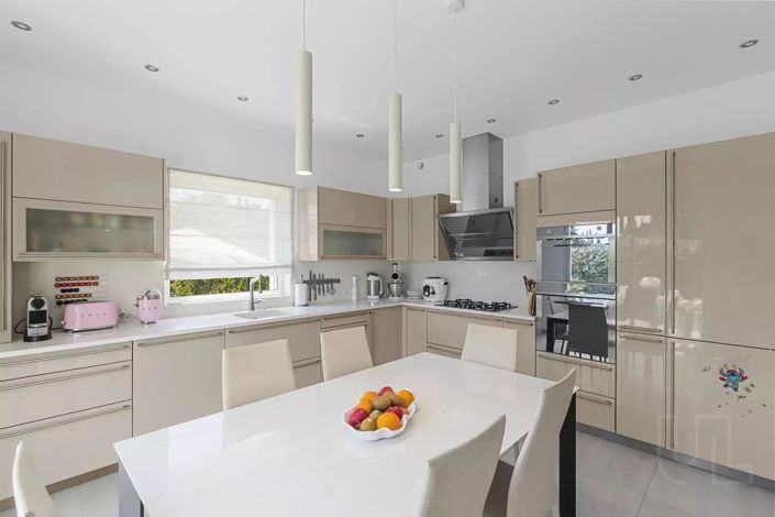 Image No.10-4 Bed House for sale