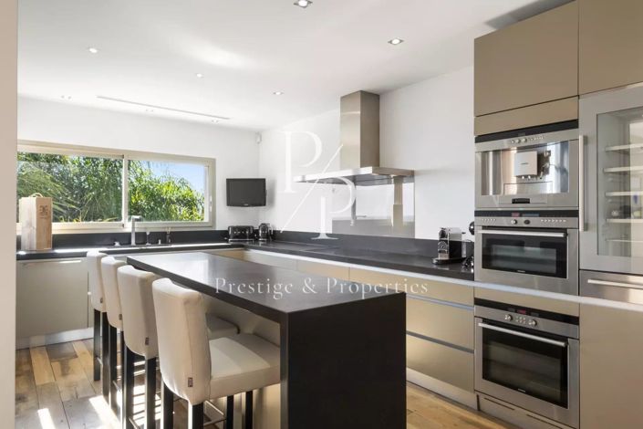 Image No.9-5 Bed House for sale