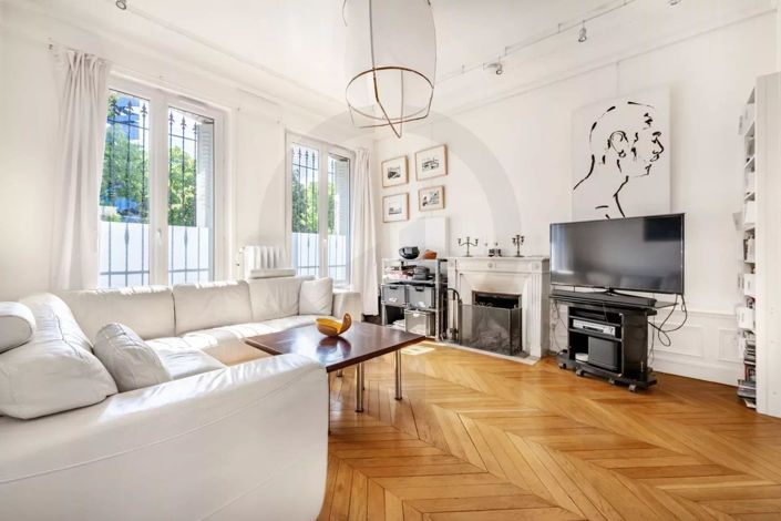 Image No.8-7 Bed House for sale