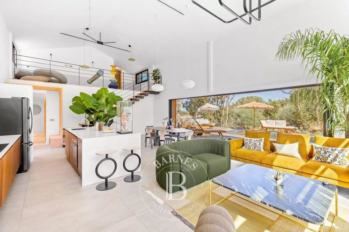 Image No.6-5 Bed House for sale